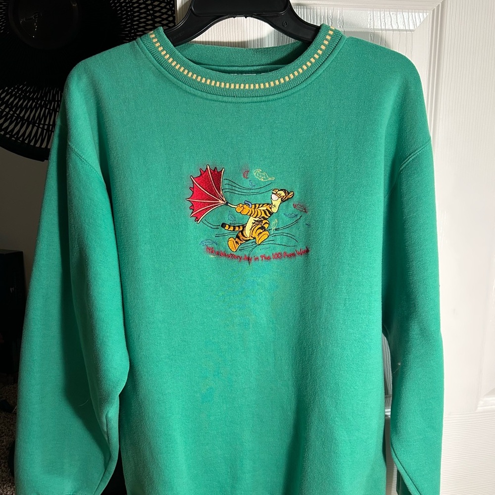 Women’s/Jrs DISNEY Tigger sweatshirt, size Medium